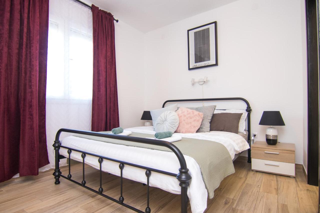 Apartments Flowers คิร์ก ภายนอก รูปภาพ