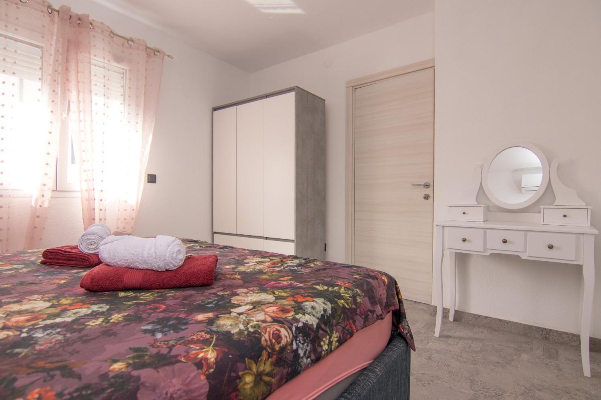 Apartments Flowers คิร์ก ภายนอก รูปภาพ