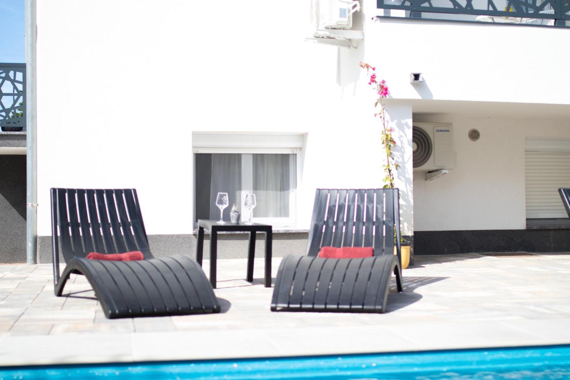 Apartments Flowers คิร์ก ภายนอก รูปภาพ