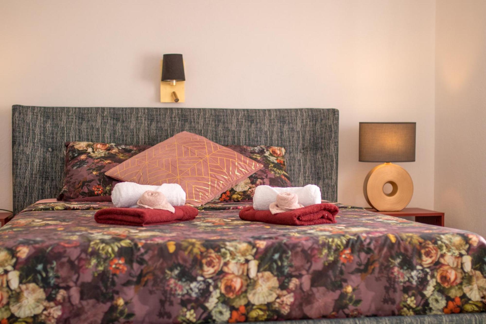 Apartments Flowers คิร์ก ภายนอก รูปภาพ