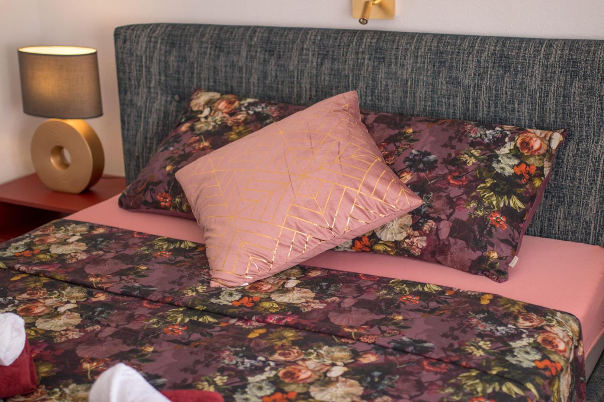 Apartments Flowers คิร์ก ภายนอก รูปภาพ