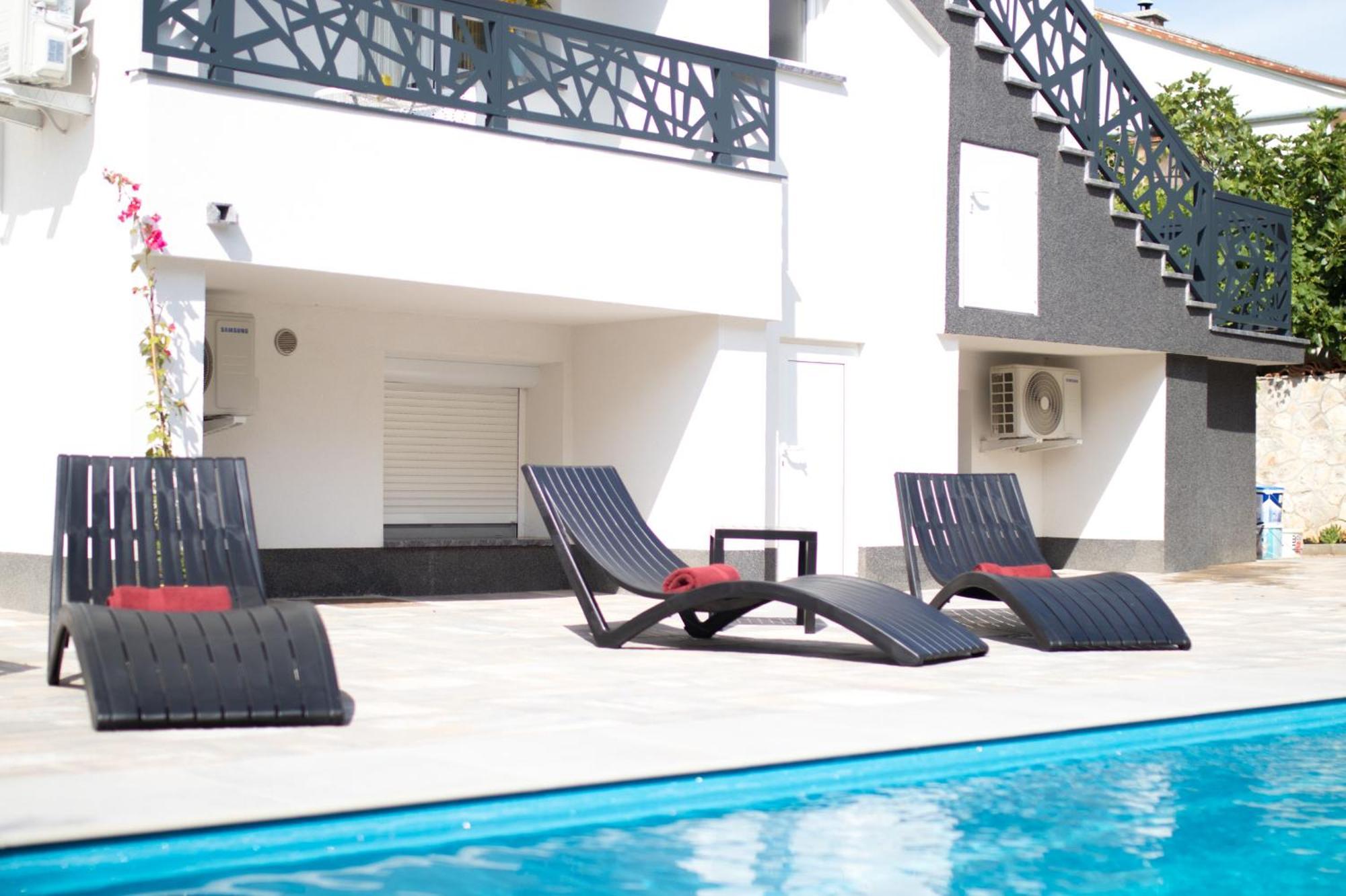 Apartments Flowers คิร์ก ภายนอก รูปภาพ