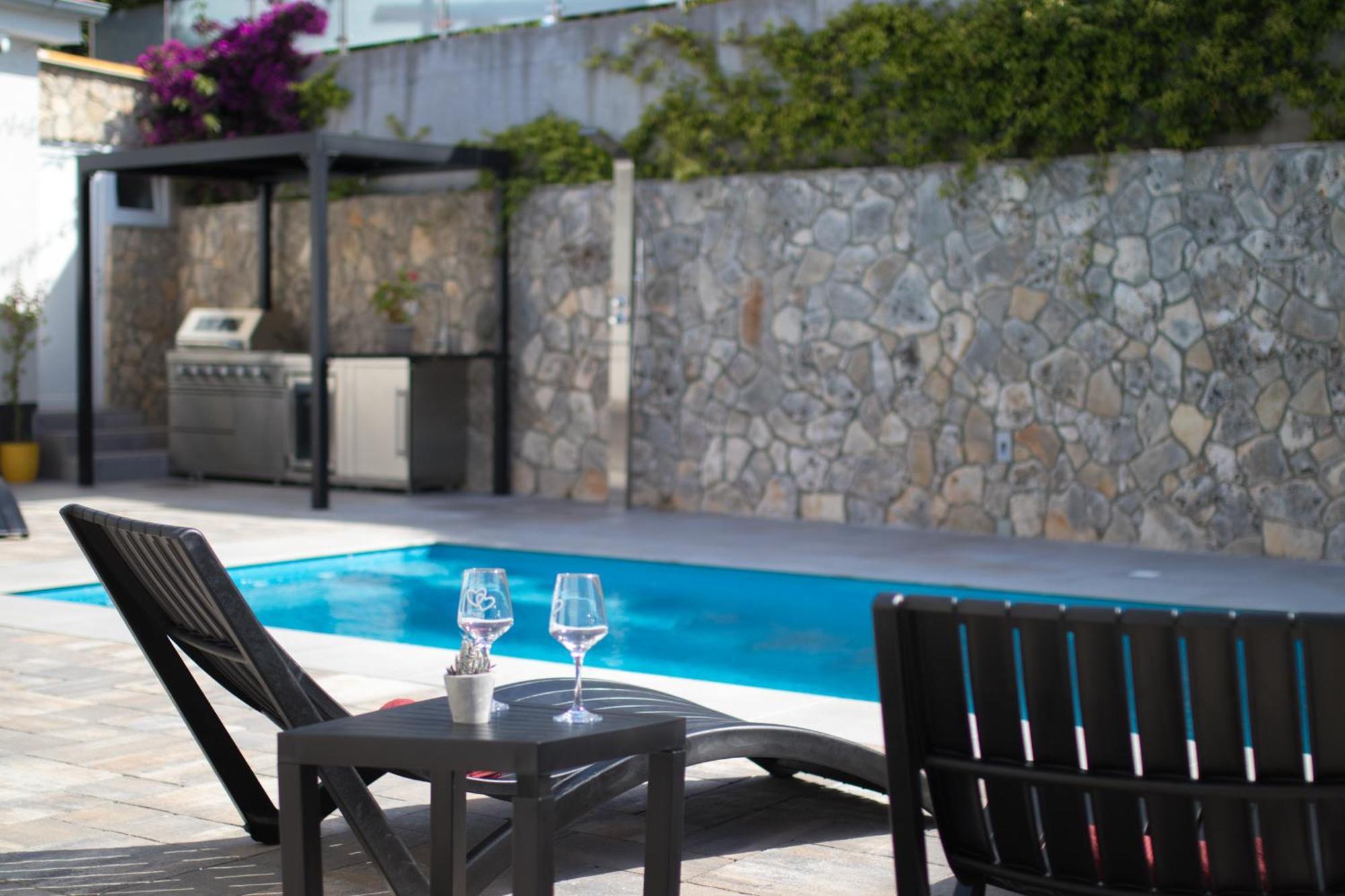 Apartments Flowers คิร์ก ภายนอก รูปภาพ