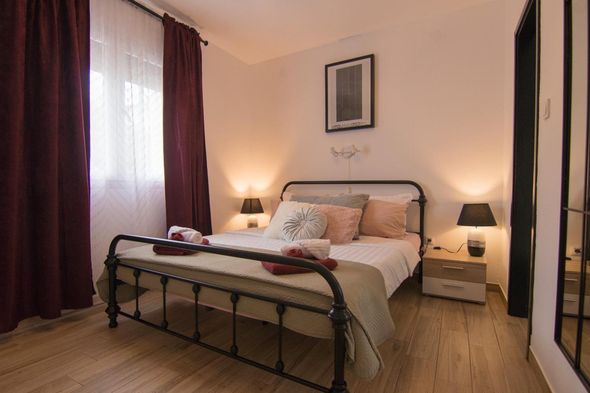 Apartments Flowers คิร์ก ภายนอก รูปภาพ