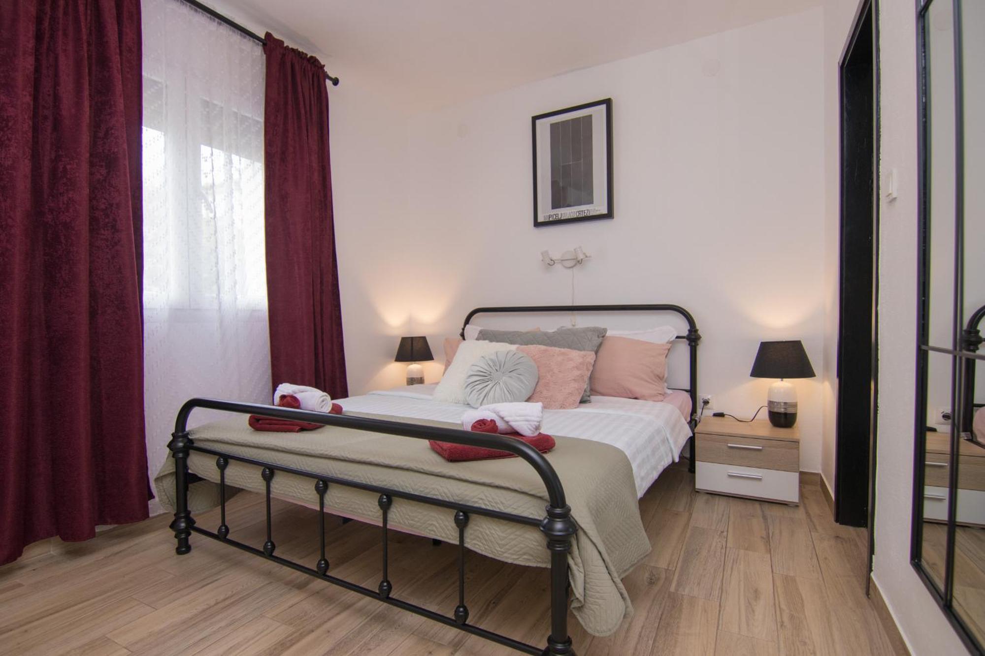 Apartments Flowers คิร์ก ภายนอก รูปภาพ