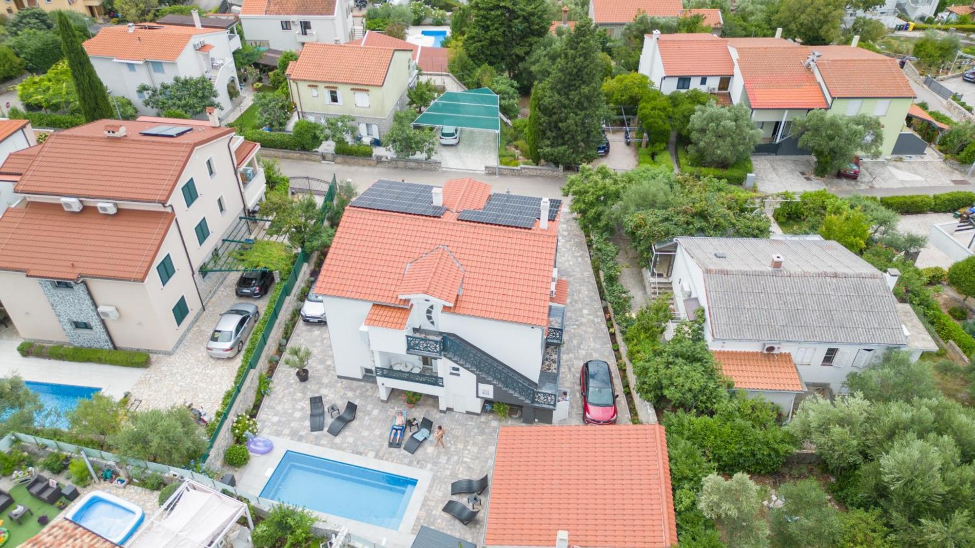 Apartments Flowers คิร์ก ภายนอก รูปภาพ